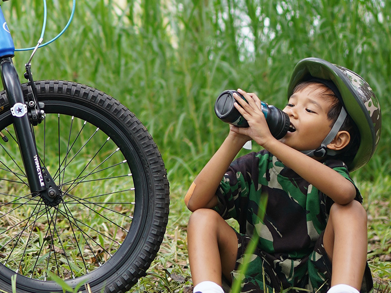 Botol minum sepeda sebagai perlengkapan wajib bersepeda anak